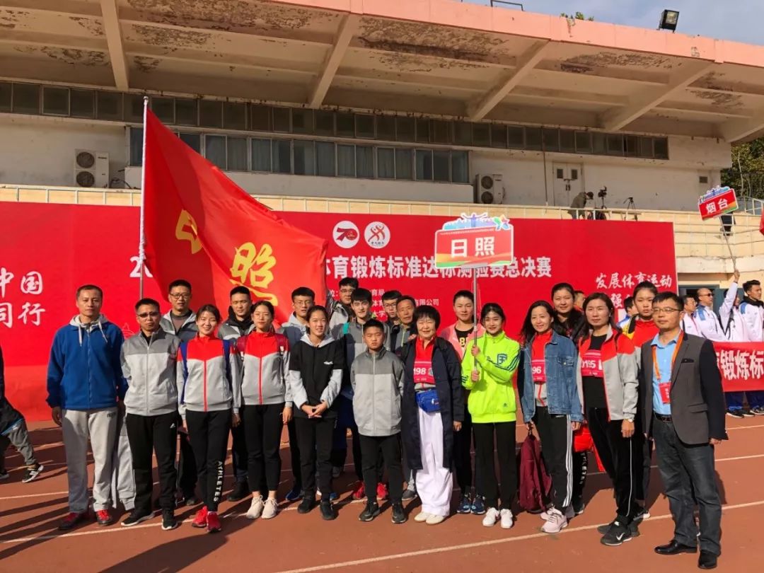 包含力争上游！球队团结协作期待胜利之际的词条